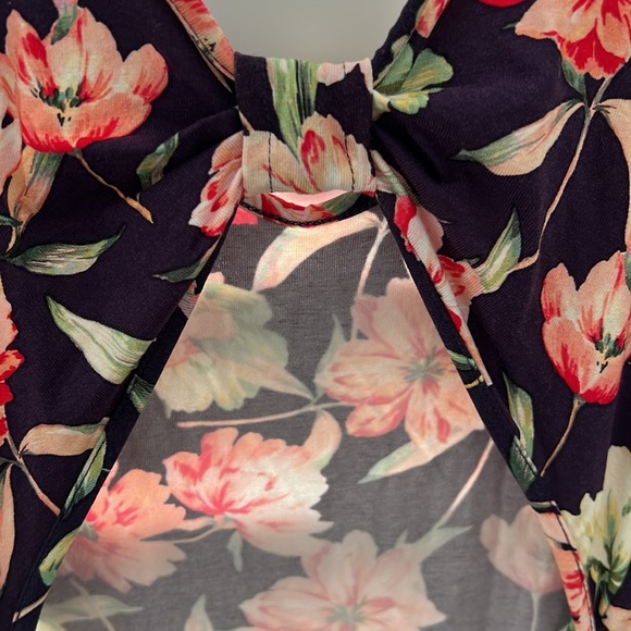 Long floral dress with open back detail - Picture 5 of 7